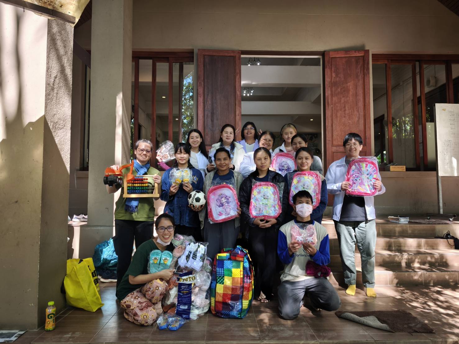 ส่งมอบของบริจาคให้เด็ก ๆ พร้อมร่วมกิจกรรมออกหน่วยกับอาจารย์แพทย์แผนไทยภัทรเวชเชียงใหม่ ณ วัดพระบรมธาตุดอยผาส้ม