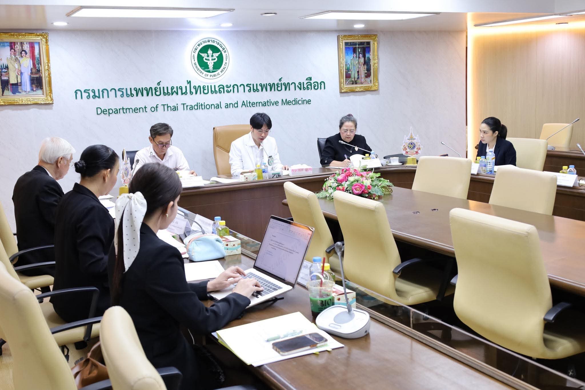 อาจารย์จิลล์ พรมดี ร่วมการประชุมคณะอนุกรรมการพิจารณากลั่นกรองการศึกษาต่อเนื่องของการแพทย์แผนไทย ครั้งที่ 1/2569 โดยมีนายสมศักดิ์ กรีชัย เป็นประธานการประชุม  ณ ห้องประชุม ไพรพฤกษ์ อาคาร 1 ชั้น 2 กรมการแพทย์แผนไทยและการแพทย์ทางเลือก กระทรวงสาธารณสุข