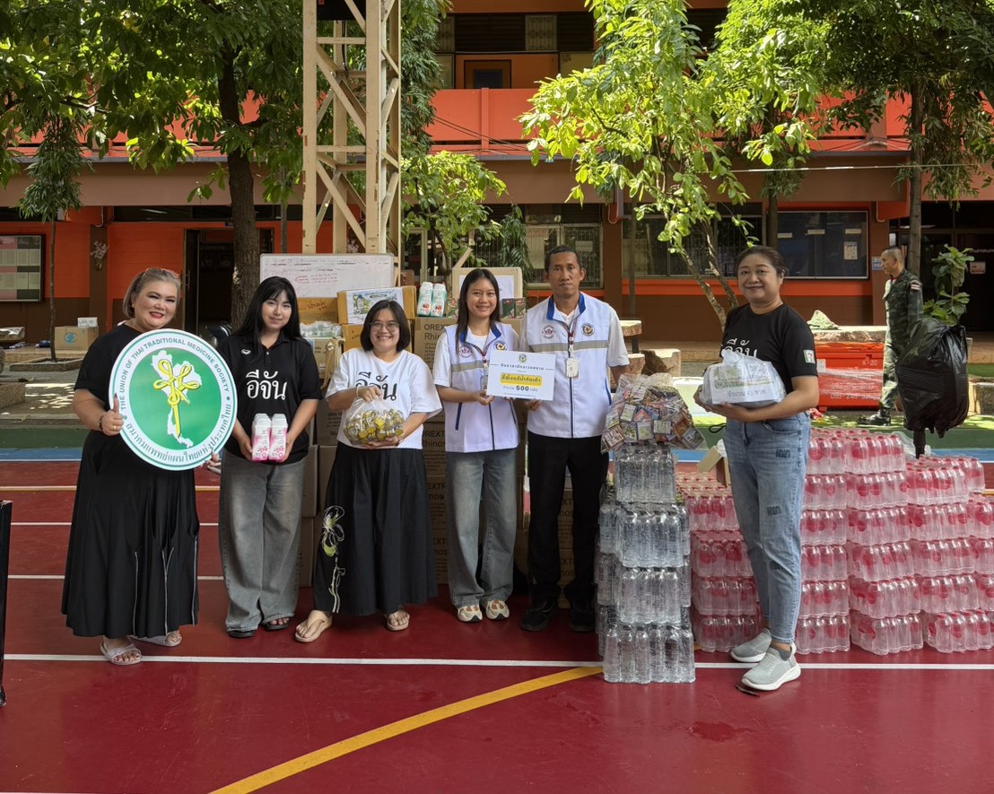 จิตอาสาภัทรเวชสยาม บริจาคยาขี้ผึ้ง 500 ตลับ และน้ำดื่ม 20 แพ็ก ช่วยผู้ประสบภัยน้ำท่วม